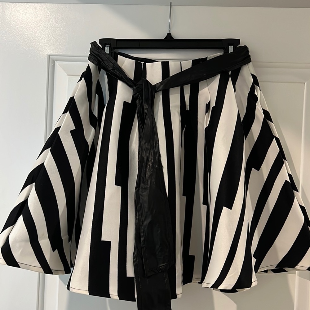 Blaxk and white flare skirt with pockets..